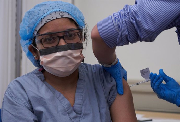 21 December 2020, US, Worcester: A health care worker receives Pfizer Coronavirus (Covid-19) vaccine at a vaccination centre in UMass Memorial Hospital in Worcester. Photo: Allison Dinner/ZUMA Wire/dpa