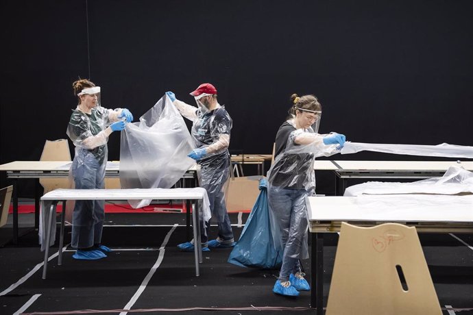 Voluntarios fabrican ropa protectora contra el coronavirus en Estocolmo en una imagen de archivo.