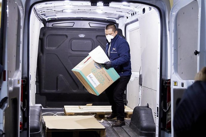 Las vacunas llegan a la residencia Los Olmos de Guadalajara, donde se administrará la primera dosis de España