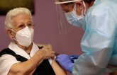 Foto: Araceli, de 96 años, la primera persona vacunada contra la Covid-19 en España