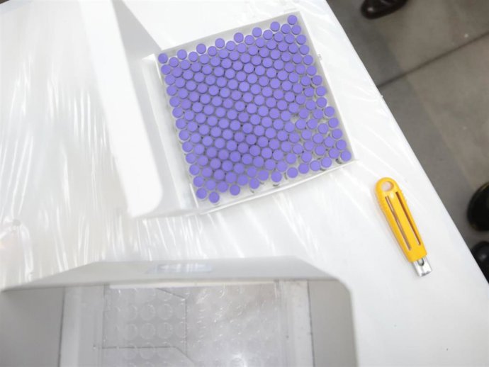 Caja con las dosis de la vacuna desarrollada por los laboratorios, Pfizer y BioNtech. 