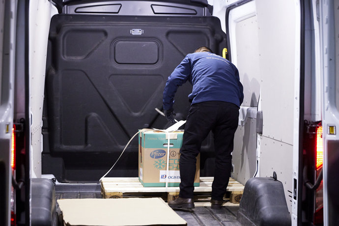 Un operario entrega una caja con dosis de la vacuna de Pfizer y BioNTech en la residencia Los Olmos, el primer día de vacunación contra la Covid-19 en España, en la residencia de mayores Los Olmos de Guadalajara, en Castilla La-Mancha (España),