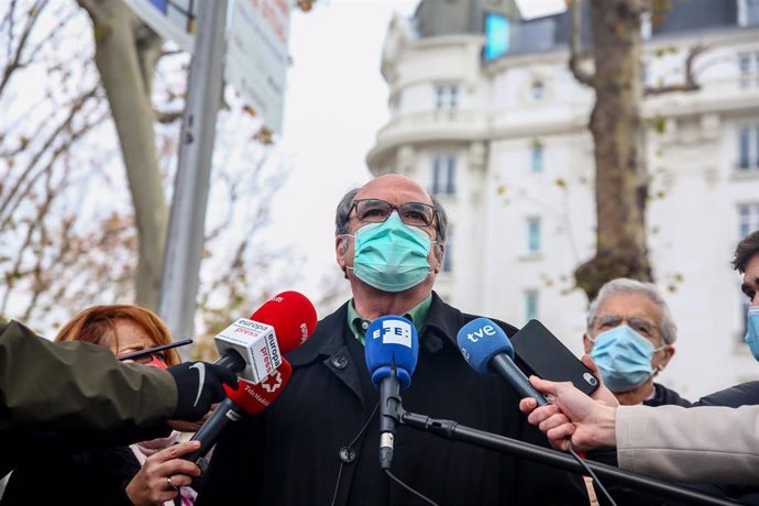 El portavoz del PSOE en la Comunidad de Madrid, Ángel Gabilondo, atiende a los medios durante una manifestación de la Marea Blanca en defensa de la sanidad pública en Madrid (España), a 29 de noviembre de 2020. Un total de trece organizaciones se han un