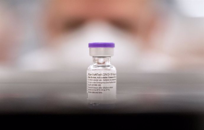 27 December 2020, Baden-Wuerttemberg, Stuttgart: Holger Hennig, head of the pharmacy at Stuttgart Hospital, stands behind a dose of Biontech/Pfizer's Covid-19 vaccine intended for the hospital's vaccination centre as the vaccinations against coronavirus