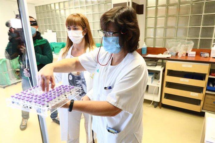 El personal sanitario del Clínico ha recibido las primeras vacunas.