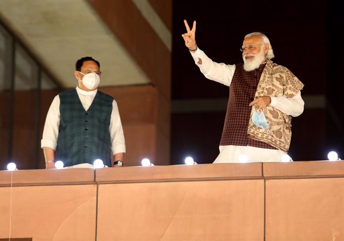 11 November 2020, India, New Delhi: Indian Prime Minister Narendra Modi flashes victory sign next to National President Bharatiya Janta Party (BJP) Prakash Nadda (L) during a victory celebration for Bihar state assembly election and several by-elections