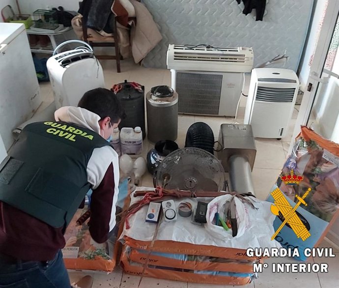 Imagen del material encontrado por la Guardia Civil en un punto de venta de drogas en Vera (Almería).