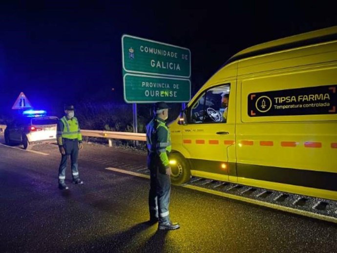 Las 500 primeras dosis de la vacuna contra la covid-19 entran en Galicia.