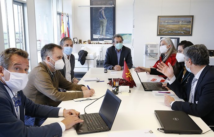 El consejero de Innovación, Industria, Transporte y Comercio, Francisco Martín, reunido con representantes de Hergom