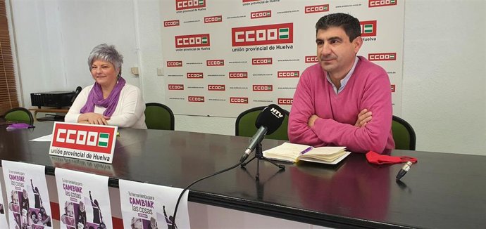 El secretario general de CCOO en Huelva, Emilio Fernández, y la responsable de mujer en CCOO Huelva, Carmen Arenas.