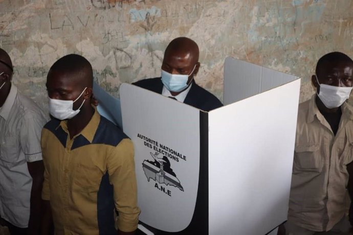 El presidente de República Centroafricana, Faustin-Archange Touadéra, vota en las elecciones