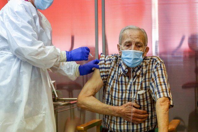 Nicanor es el primer hombre en vacunarse en la Comunidad de Madrid durante el primer día de vacunación contra la Covid-19 en España, en la residencia de mayores Vallecas, perteneciente a la Agencia Madrileña de Atención Social (AMAS)