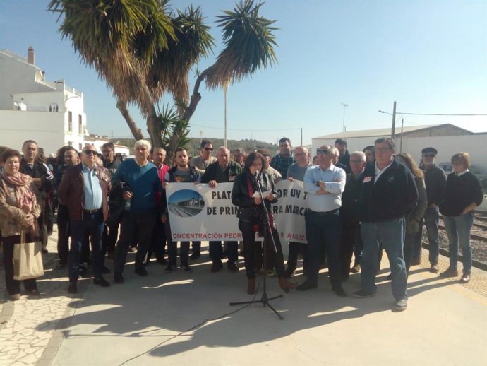 Concentración en la estación de tren de Pedrera