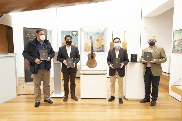 EL IEA presenta el libro 'Antonio de Torres, guitarrero, vida y obra'