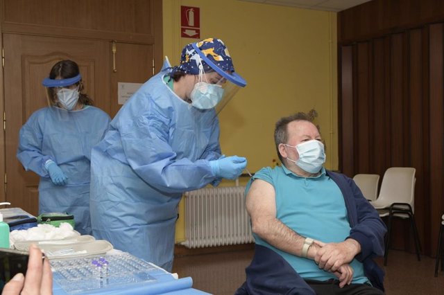 JAVIER MARTÍN, PRIMER RIOJANO EN RECIBIR LA VACUNA CONTRA LA COVID-19