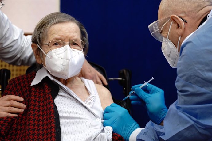 27 December 2020, Berlin: Ruth Heller, 100-year-old, receives a shot of the Pfizer-BioNTech COVID-19 vaccine at the Agaplesion Bethanien Sophienhaus nursing home where the corona vaccinations start in Germany today. Photo: Kay Nietfeld/dpa Pool/dpa