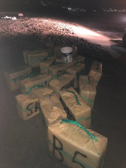 Incautados 630 kilogramos de hachís en una operación de la Guardia Civil en una playa de Estepona