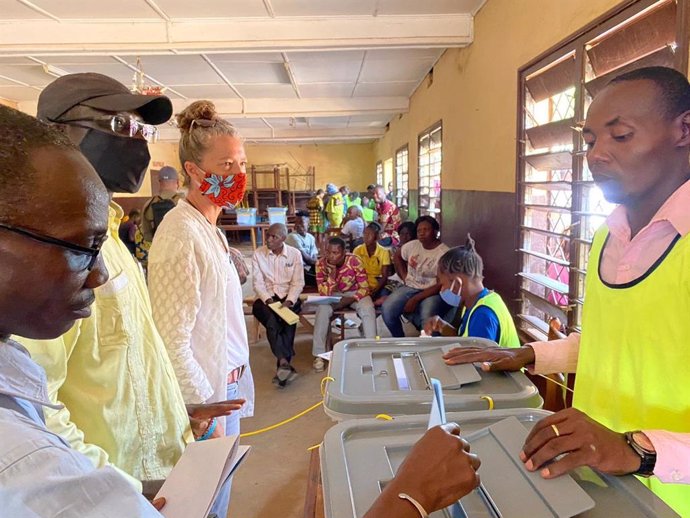 La representante de la ONU en República Centroafricana, Denise Brown, supervisa las elecciones