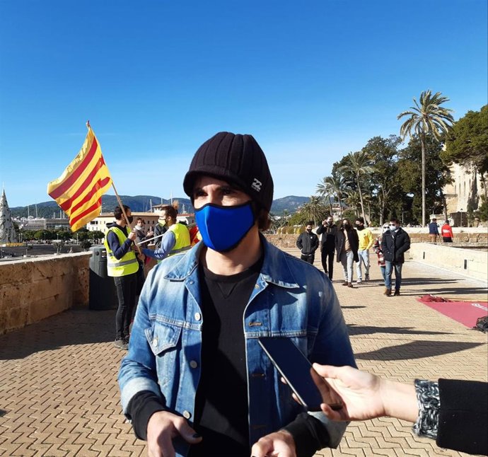 El portavoz de El Bloc d'Unitat Popular (BUP), Balti Picornell, atiende a los medios durante la celebración de la cadena humana por la autodeterminación, con motivo de la Diada de Mallorca. Domingo 27 de diciembre, en Palma.