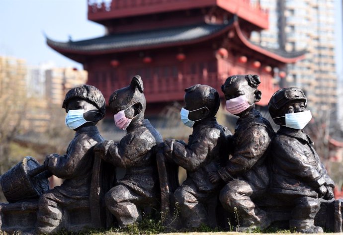 24 February 2020, China, Huai'an: Face masks were put on sculptures of children at cultural corridor of Li Canal, calling for the public to enhance health awareness and fight against the coronavirus. Photo: He Jinghua/SIPA Asia via ZUMA Wire/dpa