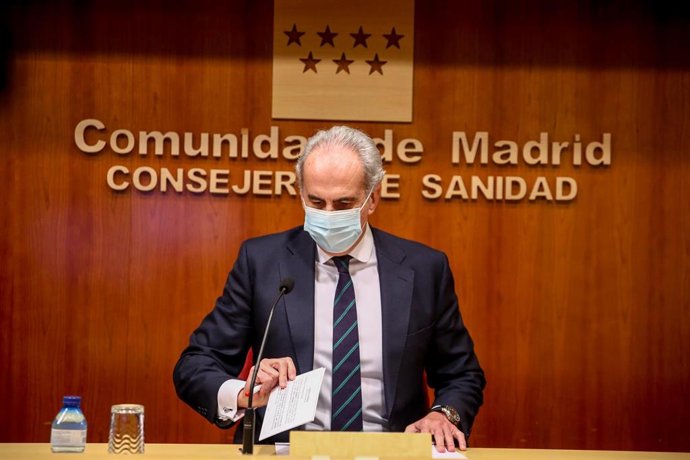 El consejero de Sanidad de la Comunidad de Madrid, Enrique Ruiz Escudero durante la rueda de prensa para actualizar la situación epidemiológica y asistencial en la región, en la Consejería de Sanidad, en Madrid (España), a 26 de diciembre de 2020. Duran