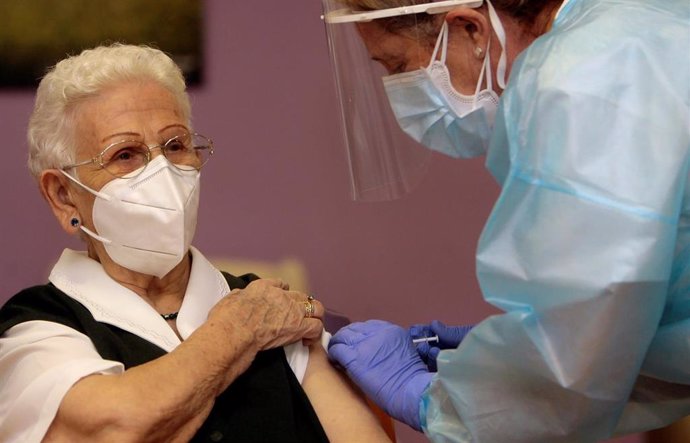 Araceli, de 96 años, primera persona vacunada contra el COVID-19 en España, el primer día de vacunación, en la residencia de mayores Los Olmos de Guadalajara, en Castilla La-Mancha (España), a 27 de diciembre de 2020. Las primeras dosis de la vacuna des