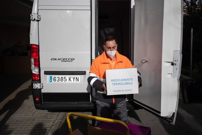 Un operario lleva la caja con las dosis de la vacuna contra la Covid-19 la residencia de mayores Feixa Llarga de L'Hospitalet de Llobregat