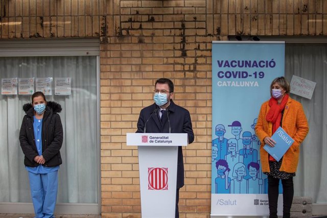 El vicepresidente de la Generalitat, Pere Aragonès, junto a la consellera de Salud, Alba Vergés, y la enfermera Idoia Crespo, que ha administrado la primera vacuna contra el coronavirus en Catalunya.
