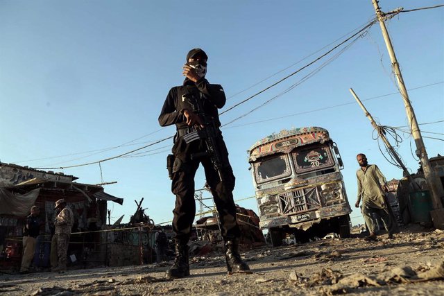 20 October 2020, Pakistan, Karachi: A member of the Pakistani security forces guards a cordoned off are at the scene of a bomb blast that targeted a bus terminal. At least six people have sustained injuries. Photo: -/PPI via ZUMA Wire/dpa
