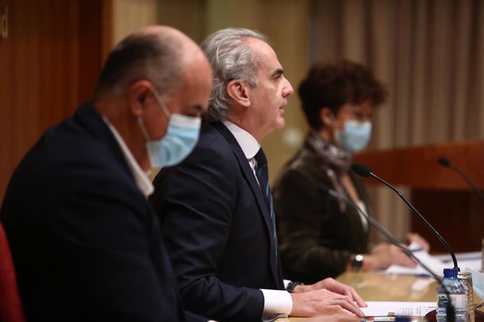 (I-D) El consejero de Sanidad de la Comunidad de Madrid, Enrique Ruiz Escudero durante la rueda de prensa para actualizar la situación epidemiológica y asistencial en la región, en la Consejería de Sanidad, en Madrid (España), a 26 de diciembre de 2020. 