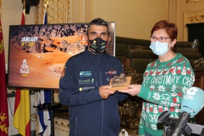 Antonio Tárraga en el salón de plenos con la alcaldesa de Jumilla, Juana Guardiola