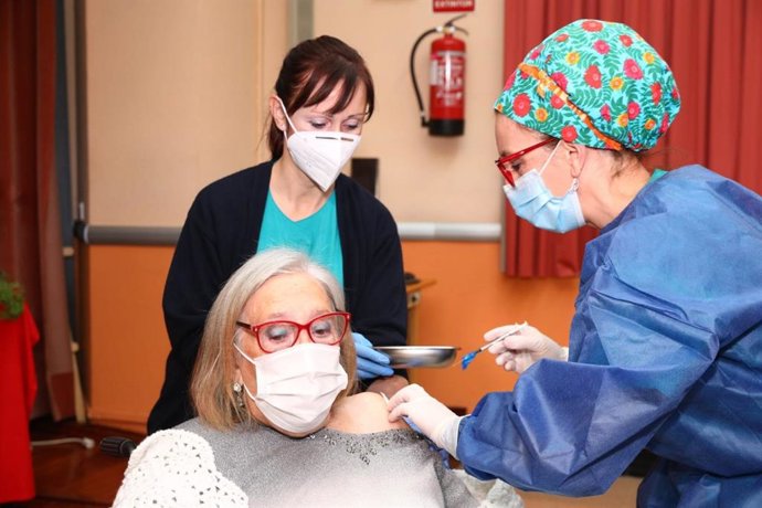 Emilia Nájera es la primera persona vacunada en Aragón contra la COVID-19.