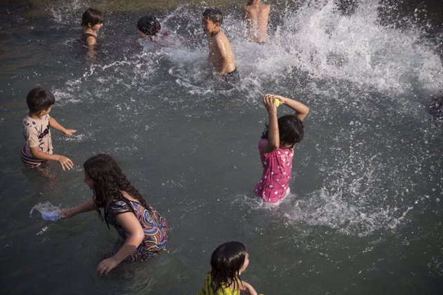 16 July 2019, Iran, Shahr-e-Rey: Iranian children swim in the Cheshme-Ali pool, during a heat wave. Photo: Rouzbeh Fouladi/ZUMA Wire/dpa