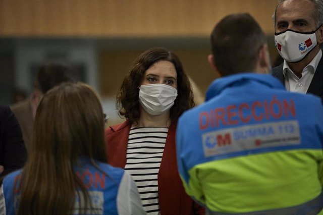 La presidenta de la Comunidad de Madrid, Isabel Díaz Ayuso (i) y el consejero de Sanidad de la Comunidad de Madrid, Enrique Ruiz Escudero (d) durante su visita a la Agencia de Seguridad y Emergencias de Madrid 112 para felicitar la Navidad a los profesion