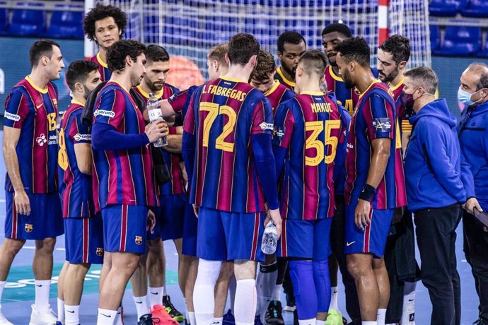 Los jugadores del Bara reciben órdenes de su técnico en un partido de Liga de Campeones