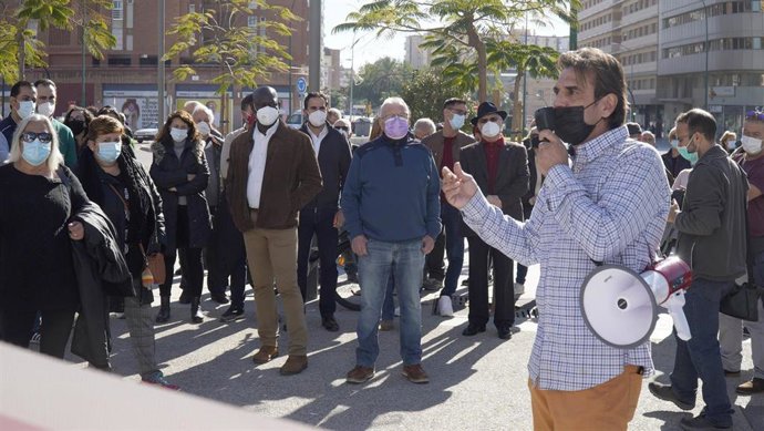 El portavoz socialista en el Ayuntamiento de Málaga, Daniel Pérez, participa en la octava concentración convocada por la plataforma vecinal 'Huelin No al SARE'.