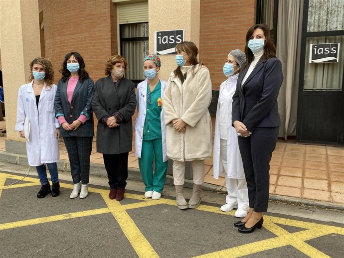 Las consejeras de Sanidad, Sira Repollés, y Ciudadanía, María Victoria Broto, con las responsables de la Residencia 'Romareda'.