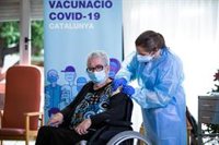 La primera vacunada a Catalunya no tenia por: "Només mors una vegada"