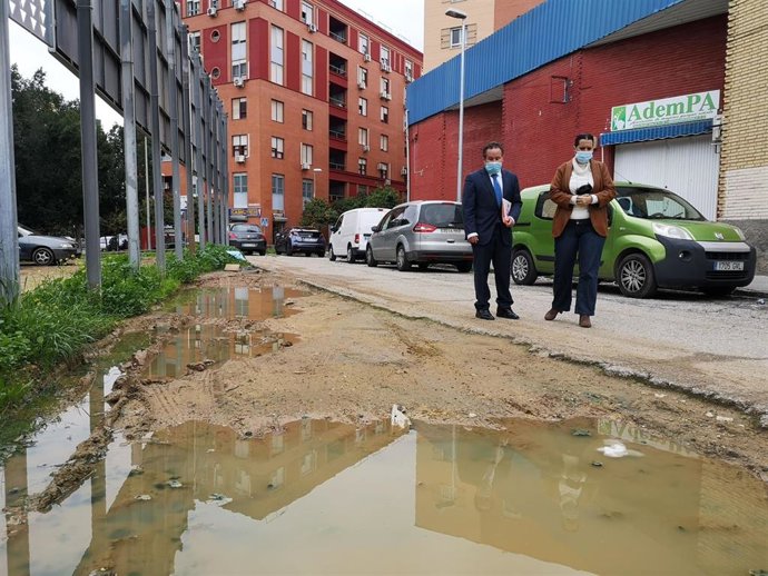 Los concejales de Cs, Amelia Velázquez y Lorenzo López Aparicio, visitan la explanada entre la Avenida Parque Amate y la calle Magnetismo.