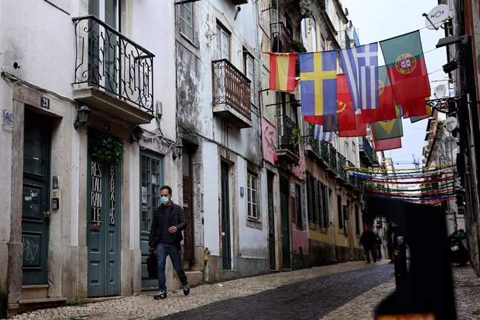 09 December 2020, Portugal, Lisbon: A man wearing a face mask walks through a street in the middle of the coronavirus pandemic. Photo: Pedro Fiuza/ZUMA Wire/dpa