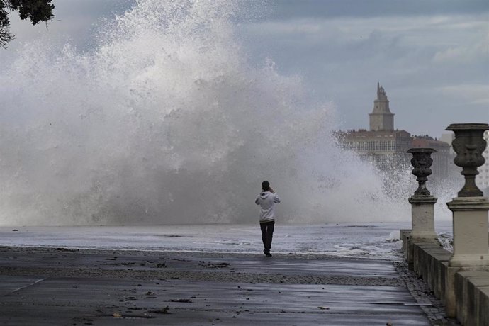 Olas superiores a 8 metros en Playas de Riazor y Orzán, en A Coruña, el pasado 28 de octubre