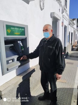 El portavoz de Cs en Aroche, Paulino Sosa, ante el cajero al descubierto que hay en el municipio.