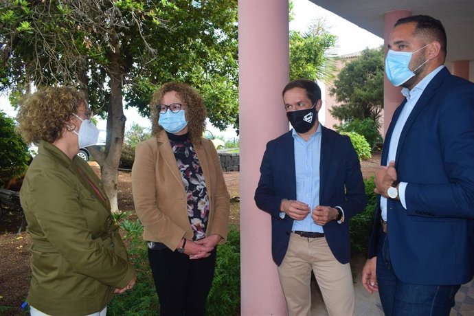 El presidente del Cabildo de La Palma, Mariano H. Zapata, visita la Residencia Nina Jaubert con motivo de la primera jornada de vacunación