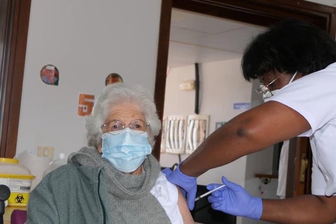 Francisca Morales Padrón, de 87 años, ha sido la primera persona en recibir la vacuna en la isla de El Hierro
