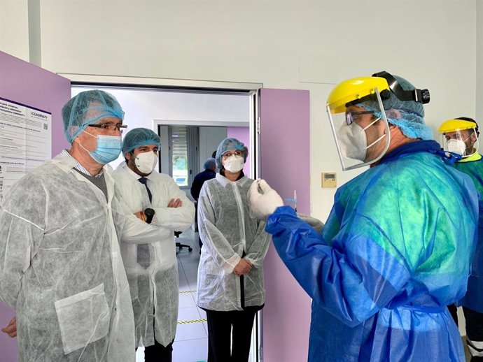 El alcalde José Ballesta en la residencia de Churra, en donde ha comenzado la vacunación contr el COVID