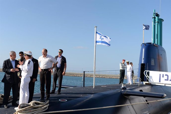 El primer ministro isarelí, Benjamin Netanyahu, sobre un submarino israelí en Haifa
