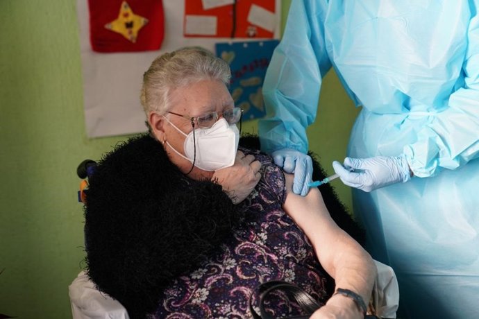 Isabel, de 72 años, primera en vacunarse en Sevilla.