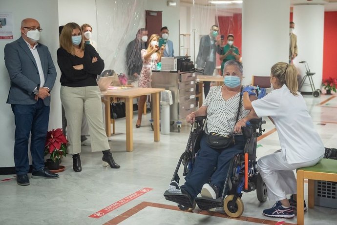 Mari Carmen Déniz, primera persona en ser vacunada contra la COVID-19 en Gran Canaria