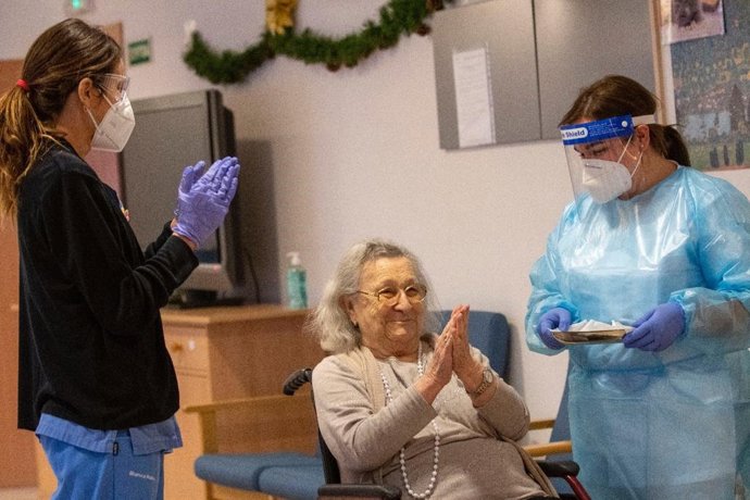 Avelina Serrano, de 94 años de edad, usuaria de la residencia de gente mayor Oms-Sant Miquel. La primera vacunada contra la COVID-19 en Baleares. Domingo 27 de diciembre de 2020.