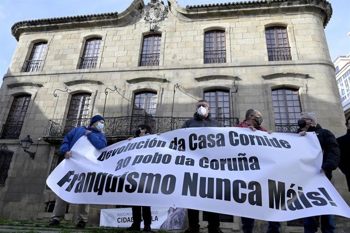 Varias personas se concentran frente a la Casa Cornide bajo el lema  'A Casa Cornide é da Coruña. Devolución, xa' apoyada por la Asociación de vecinos de la ciudad vieja para exigirle a la Familia Franco, propietaria del inmueble su devolución al Ayunta